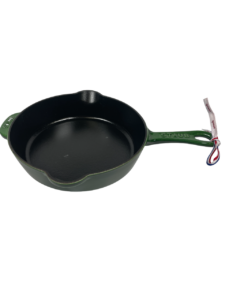 STAUB öntöttvas serpenyő, öntöttvas nyéllel, 22 cm átmérőjű, Bazsalikom zöld színű (41)