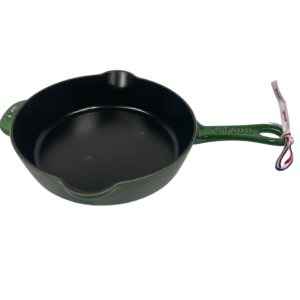 STAUB öntöttvas serpenyő, öntöttvas nyéllel, 22 cm átmérőjű, Bazsalikom zöld színű (41)